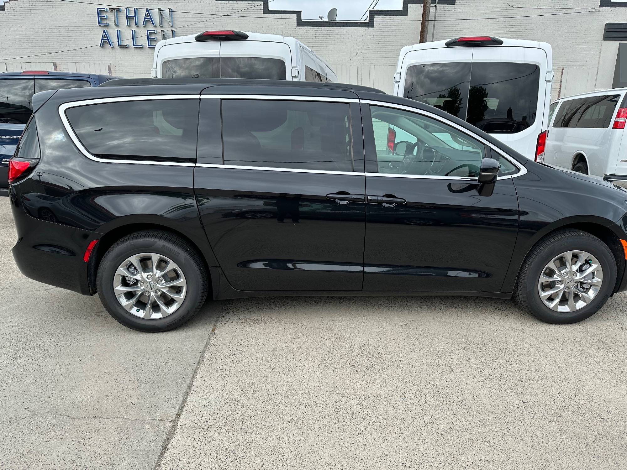 photo of 2022 Chrysler Pacifica Touring L AWD RENT-ME
