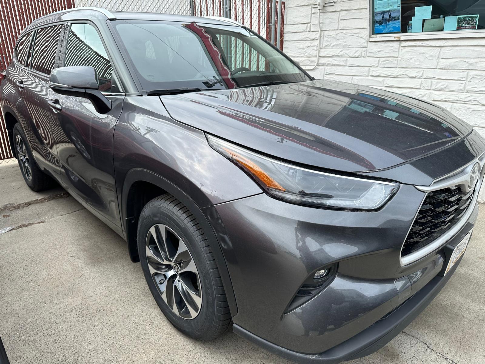 2021 SILVER Toyota Highlander XLE AWD V6 (5TDGZRBH0MS) with an 3.5L V6 DOHC 24V engine, 6A transmission, located at 3200 1st Avenue North, Billings, MT, 59101, (406) 245-9055, 45.779270, -108.510742 - Luxury Premium SUV Available for Rent. Leather Quad Seating, Power Moonroof, Power Heated Seats, Heated Steering Wheel, Tow Package, Running Boards and All the Whistles and Bells. Auto Brokers of Montana/AA&A Auto Rental/Fox Car Rental Billings - Photo #0