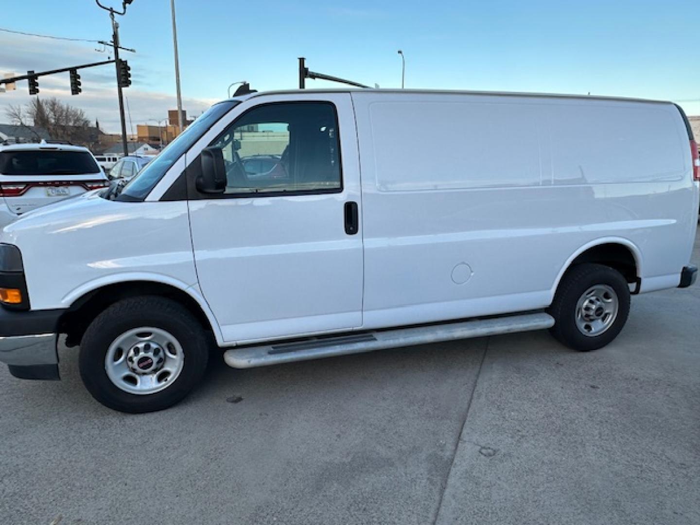 2022 White /Gray GMC Savana G2500 Cargo (1GTW7AFP6N1) with an 4.3L V6 engine, 6A transmission, located at 3200 1st Avenue North, Billings, MT, 59101, (406) 245-9055, 45.779270, -108.510742 - One Owner, Off-Lease 3/4 Ton Cargo Van. Bulk Head, Running Boards, Tilt Steering, Power Windows, Air Conditioning, Rear Cargo Floor Mat, 4.3 V6, and Only 30,000 Miles! CarFax Dealer Auto Brokers of Montana/AA&A Auto Rental/Fox CAr Rental Billings - Photo#4