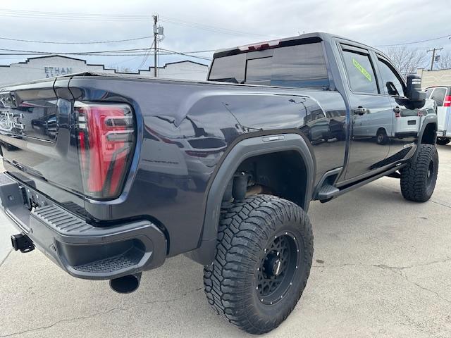 2024 Titanium Rush Metallic /Tu-Tone Leather GMC Sierra 2500HD AT4 Crew Cab 4WD (1GT49PEY3RF) with an 6.6L V8 OHV 16V TURBO DIESEL engine, 6A transmission, located at 3200 1st Avenue North, Billings, MT, 59101, (406) 245-9055, 45.779270, -108.510742 - A Gorgeous Truck with All the Options Including a Lift for Extra Clearance! Full LEather Interior with the Kalahari Accents, 6.6 DuraMax Diesel Power, Allison 10 Speed Automatic Transmission, Power Running Boards, Power Windows, Power Door Locks, Power Moon-Roof, Soft Tonneau Cover, Tow Package, Pa - Photo#4