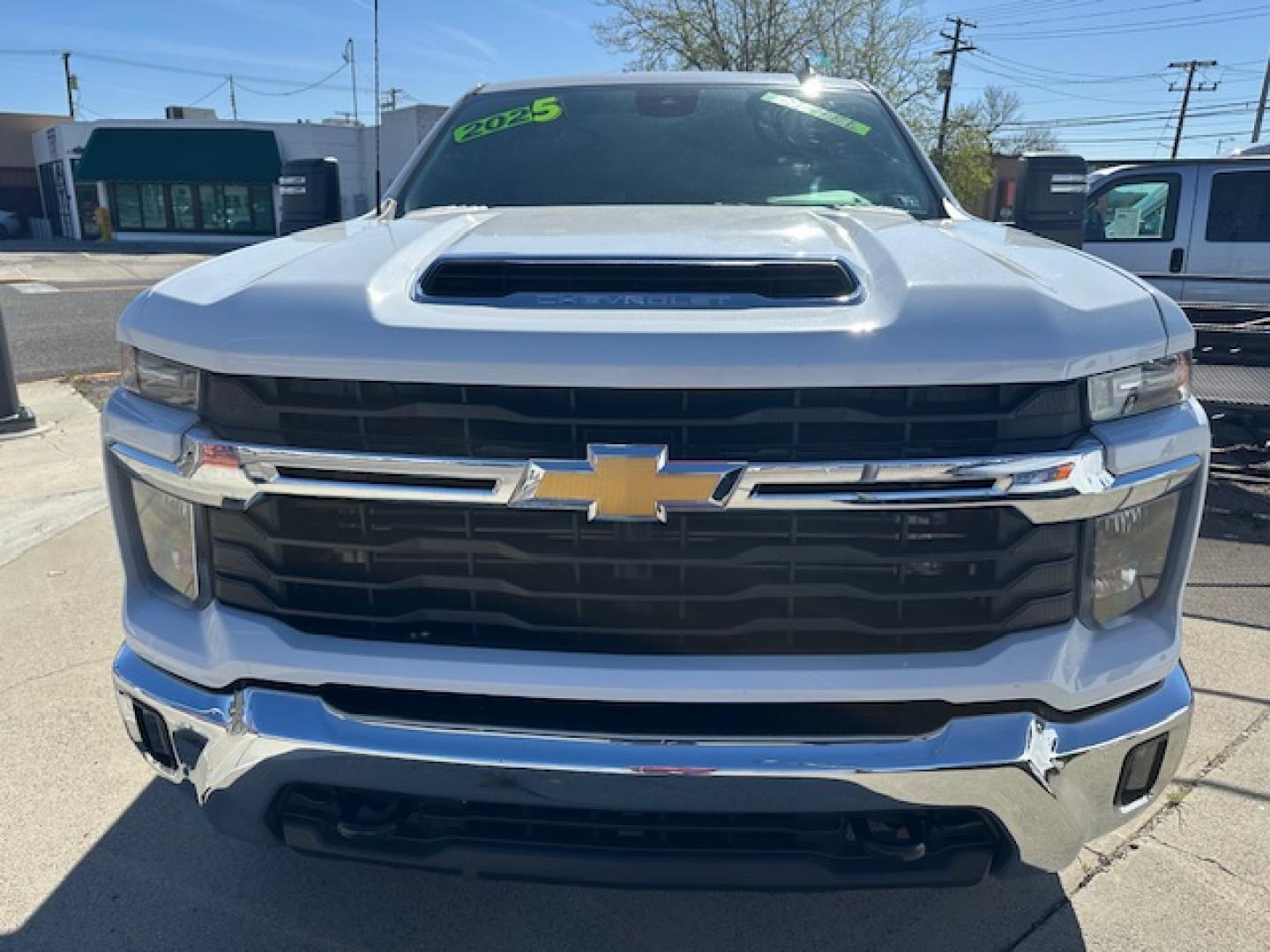 2025 White /Charcoal Chevrolet Silverado 2500HD LT Crew Cab Short Box 4WD (1GC1KNEY5SF) with an 6.6L V8 OHV 16V DIESEL engine, 6A transmission, located at 3200 1st Avenue North, Billings, MT, 59101, (406) 245-9055, 45.779270, -108.510742 - Super Nice DuraMax Crew Cab 2500 HD 4x4. Bed Liner, Power Seats, Power Windows, 6 Person Seating, Running Boards, Tilt Steering, Power Tailgate, Towing, Z71 Package, Automatic Transmission, Alloy Wheels and More! CarFax Dealer. Auto Brokers of Montana/AA&A Auto Rental/Fox Car Rental Billings- Photo#1
