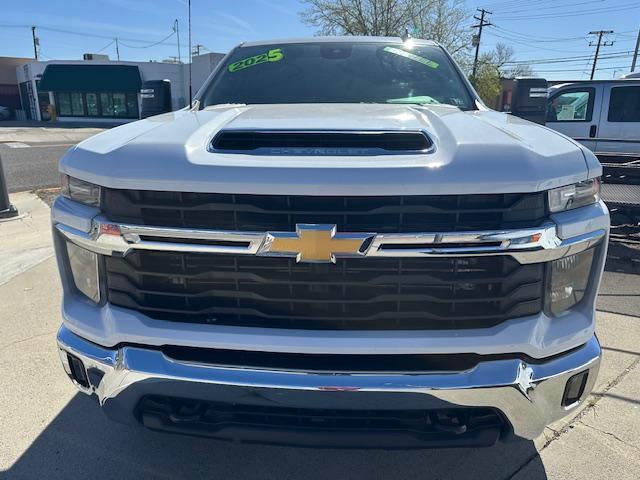 2025 White /Charcoal Chevrolet Silverado 2500HD LT Crew Cab Short Box 4WD (1GC1KNEY5SF) with an 6.6L V8 OHV 16V DIESEL engine, 6A transmission, located at 3200 1st Avenue North, Billings, MT, 59101, (406) 245-9055, 45.779270, -108.510742 - Super Nice DuraMax Crew Cab 2500 HD 4x4. Bed Liner, Power Seats, Power Windows, 6 Person Seating, Running Boards, Tilt Steering, Power Tailgate, Towing, Z71 Package, Automatic Transmission, Alloy Wheels and More! CarFax Dealer. Auto Brokers of Montana/AA&A Auto Rental/Fox Car Rental Billings - Photo#1