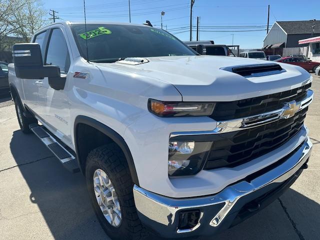 2025 White /Charcoal Chevrolet Silverado 2500HD LT Crew Cab Short Box 4WD (1GC1KNEY5SF) with an 6.6L V8 OHV 16V DIESEL engine, 6A transmission, located at 3200 1st Avenue North, Billings, MT, 59101, (406) 245-9055, 45.779270, -108.510742 - Super Nice DuraMax Crew Cab 2500 HD 4x4. Bed Liner, Power Seats, Power Windows, 6 Person Seating, Running Boards, Tilt Steering, Power Tailgate, Towing, Z71 Package, Automatic Transmission, Alloy Wheels and More! CarFax Dealer. Auto Brokers of Montana/AA&A Auto Rental/Fox Car Rental Billings - Photo#2