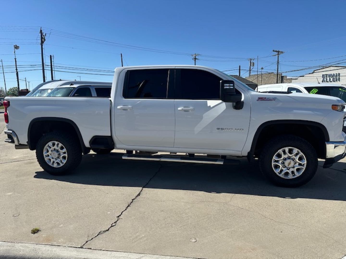 2025 White /Charcoal Chevrolet Silverado 2500HD LT Crew Cab Short Box 4WD (1GC1KNEY5SF) with an 6.6L V8 OHV 16V DIESEL engine, 6A transmission, located at 3200 1st Avenue North, Billings, MT, 59101, (406) 245-9055, 45.779270, -108.510742 - Super Nice DuraMax Crew Cab 2500 HD 4x4. Bed Liner, Power Seats, Power Windows, 6 Person Seating, Running Boards, Tilt Steering, Power Tailgate, Towing, Z71 Package, Automatic Transmission, Alloy Wheels and More! CarFax Dealer. Auto Brokers of Montana/AA&A Auto Rental/Fox Car Rental Billings- Photo#3
