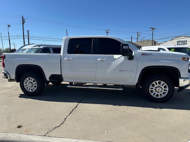 2025 White /Charcoal Chevrolet Silverado 2500HD LT Crew Cab Short Box 4WD (1GC1KNEY5SF) with an 6.6L V8 OHV 16V DIESEL engine, 6A transmission, located at 3200 1st Avenue North, Billings, MT, 59101, (406) 245-9055, 45.779270, -108.510742 - Super Nice DuraMax Crew Cab 2500 HD 4x4. Bed Liner, Power Seats, Power Windows, 6 Person Seating, Running Boards, Tilt Steering, Power Tailgate, Towing, Z71 Package, Automatic Transmission, Alloy Wheels and More! CarFax Dealer. Auto Brokers of Montana/AA&A Auto Rental/Fox Car Rental Billings - Photo#3