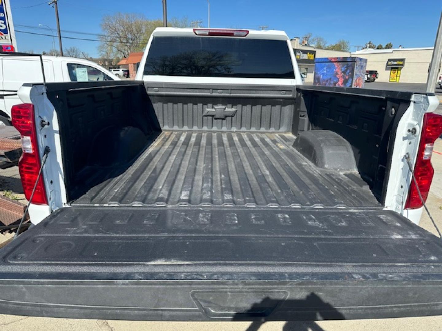 2025 White /Charcoal Chevrolet Silverado 2500HD LT Crew Cab Short Box 4WD (1GC1KNEY5SF) with an 6.6L V8 OHV 16V DIESEL engine, 6A transmission, located at 3200 1st Avenue North, Billings, MT, 59101, (406) 245-9055, 45.779270, -108.510742 - Super Nice DuraMax Crew Cab 2500 HD 4x4. Bed Liner, Power Seats, Power Windows, 6 Person Seating, Running Boards, Tilt Steering, Power Tailgate, Towing, Z71 Package, Automatic Transmission, Alloy Wheels and More! CarFax Dealer. Auto Brokers of Montana/AA&A Auto Rental/Fox Car Rental Billings- Photo#12